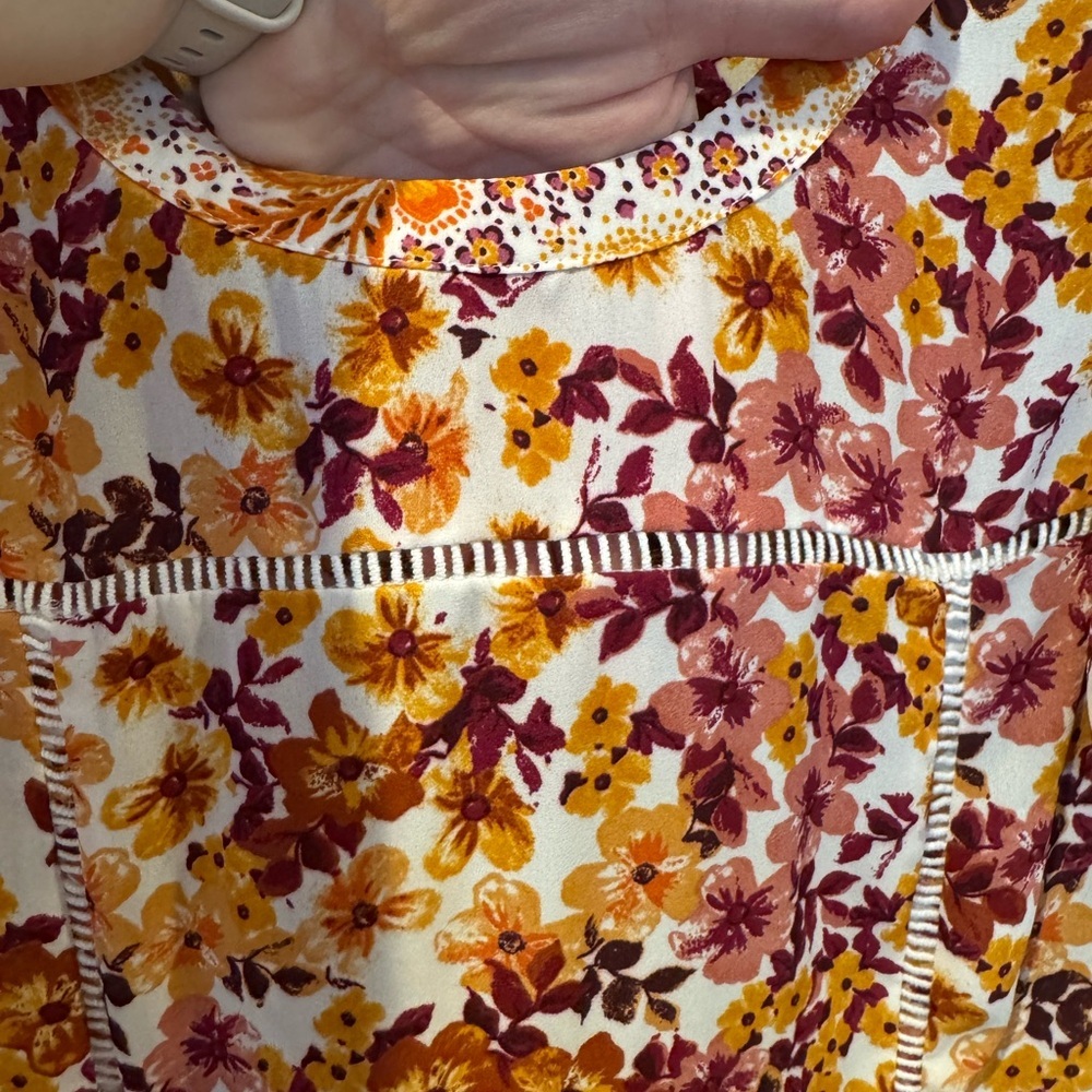 DR2 Floral Blouse with Lace Detail - Picture 8 of 13